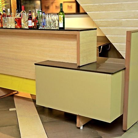 The Oriental Residency Hotel Мумбай Екстериор снимка