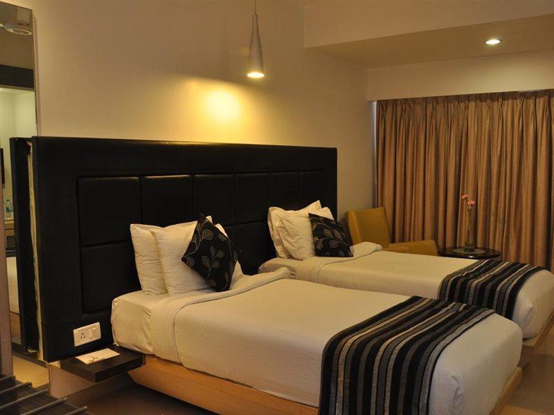 The Oriental Residency Hotel Мумбай Екстериор снимка