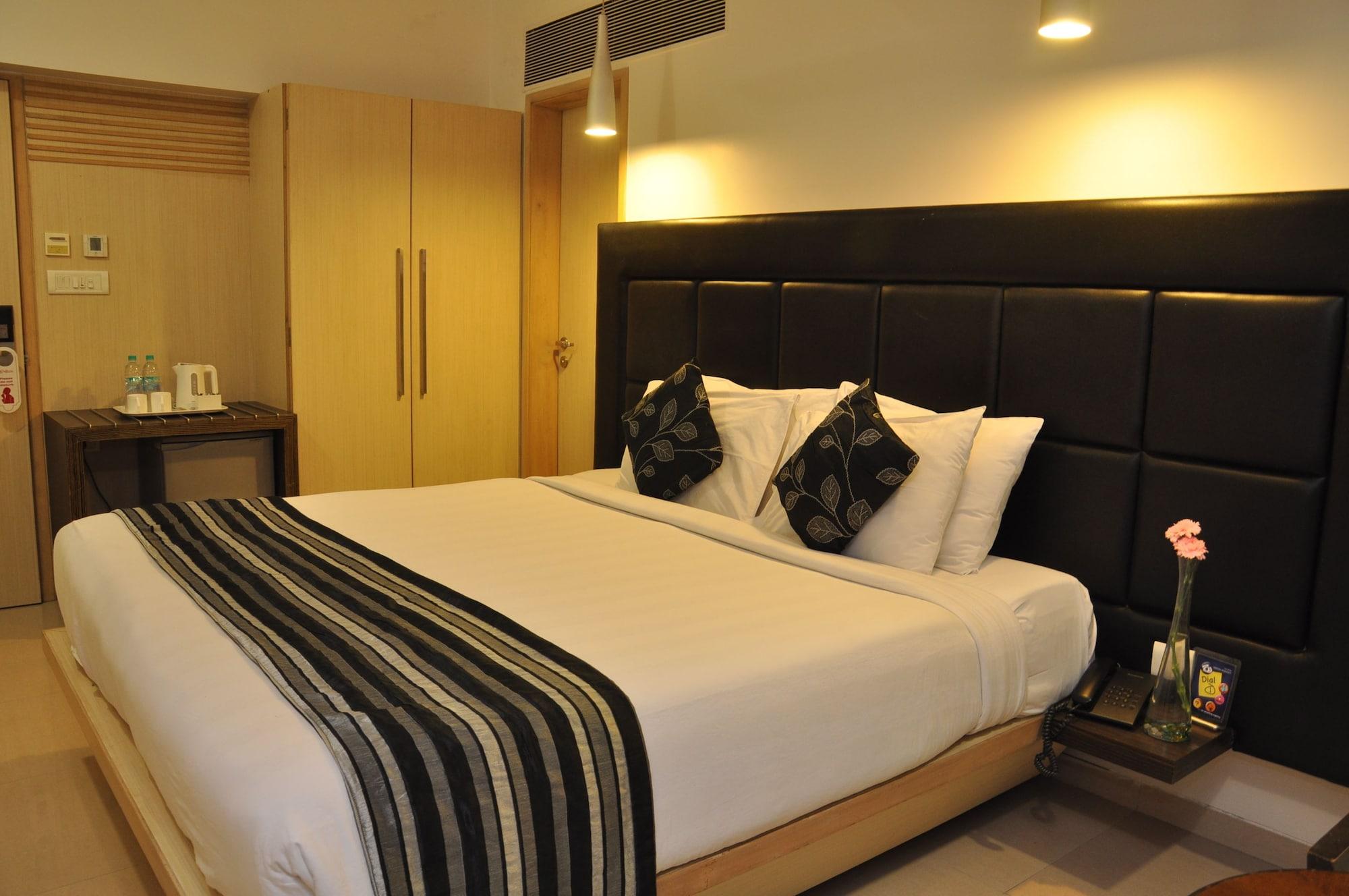 The Oriental Residency Hotel Мумбай Екстериор снимка