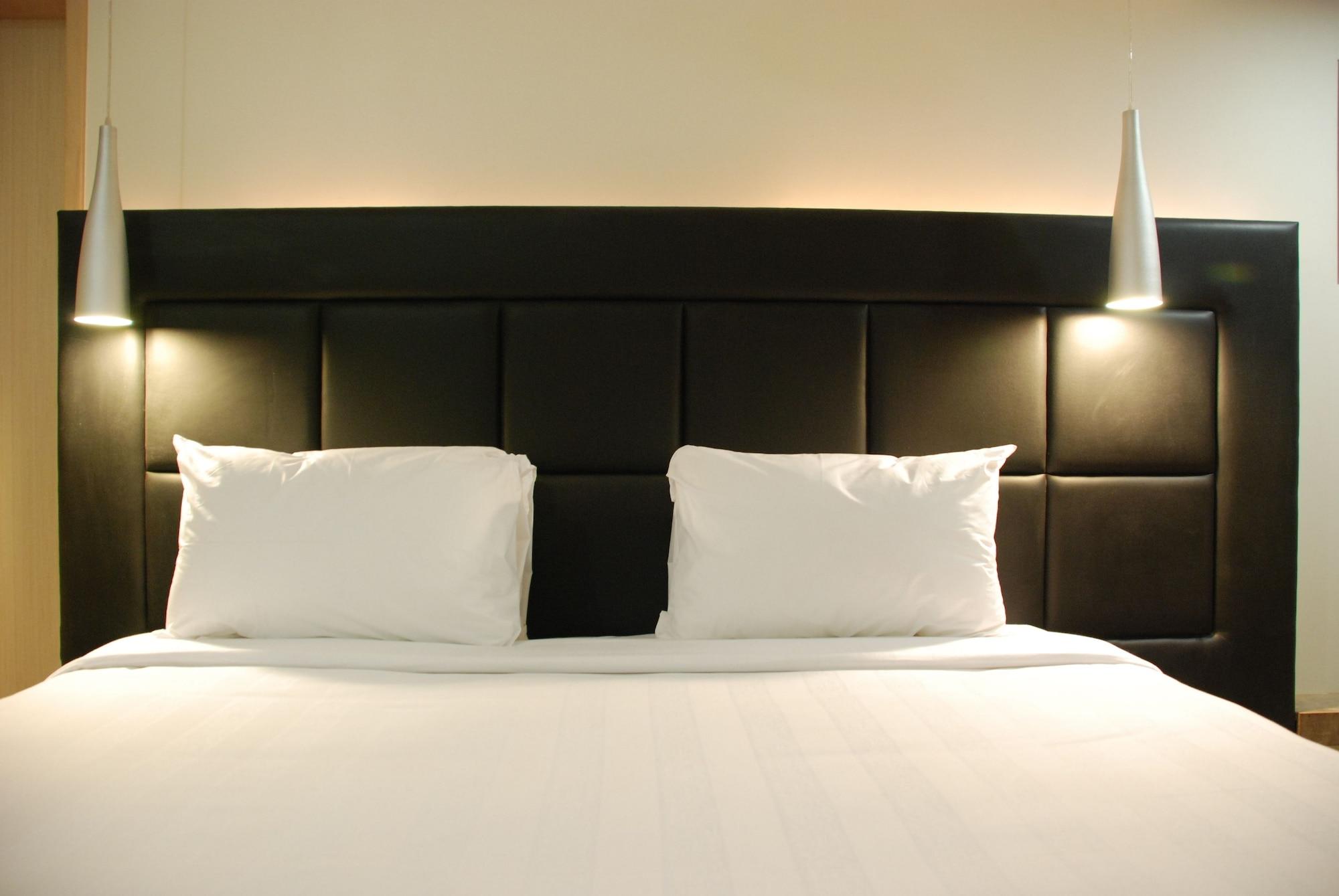 The Oriental Residency Hotel Мумбай Екстериор снимка