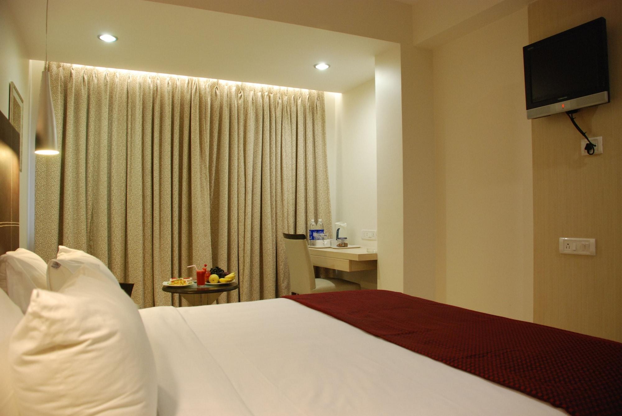 The Oriental Residency Hotel Мумбай Екстериор снимка