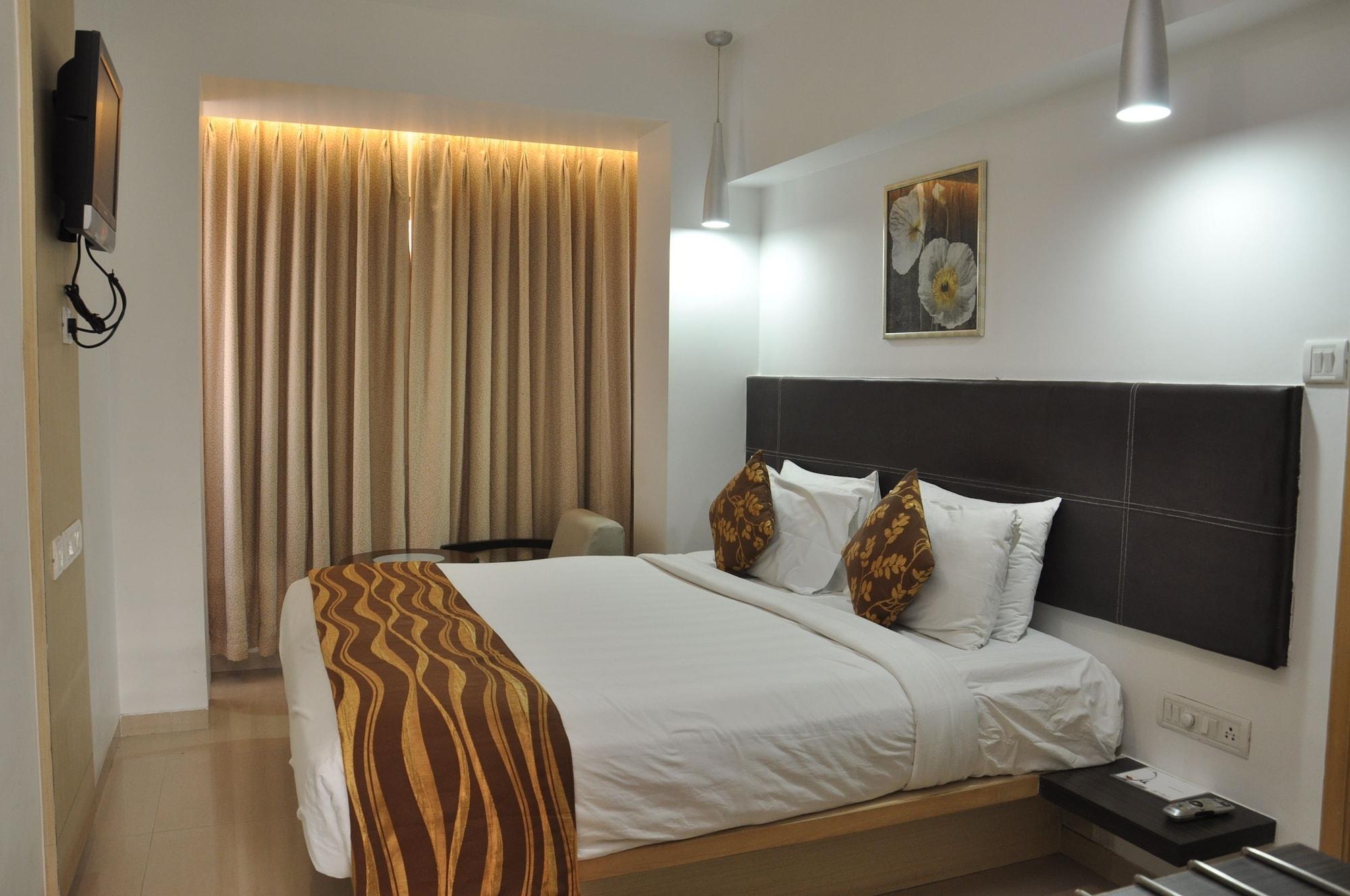 The Oriental Residency Hotel Мумбай Екстериор снимка