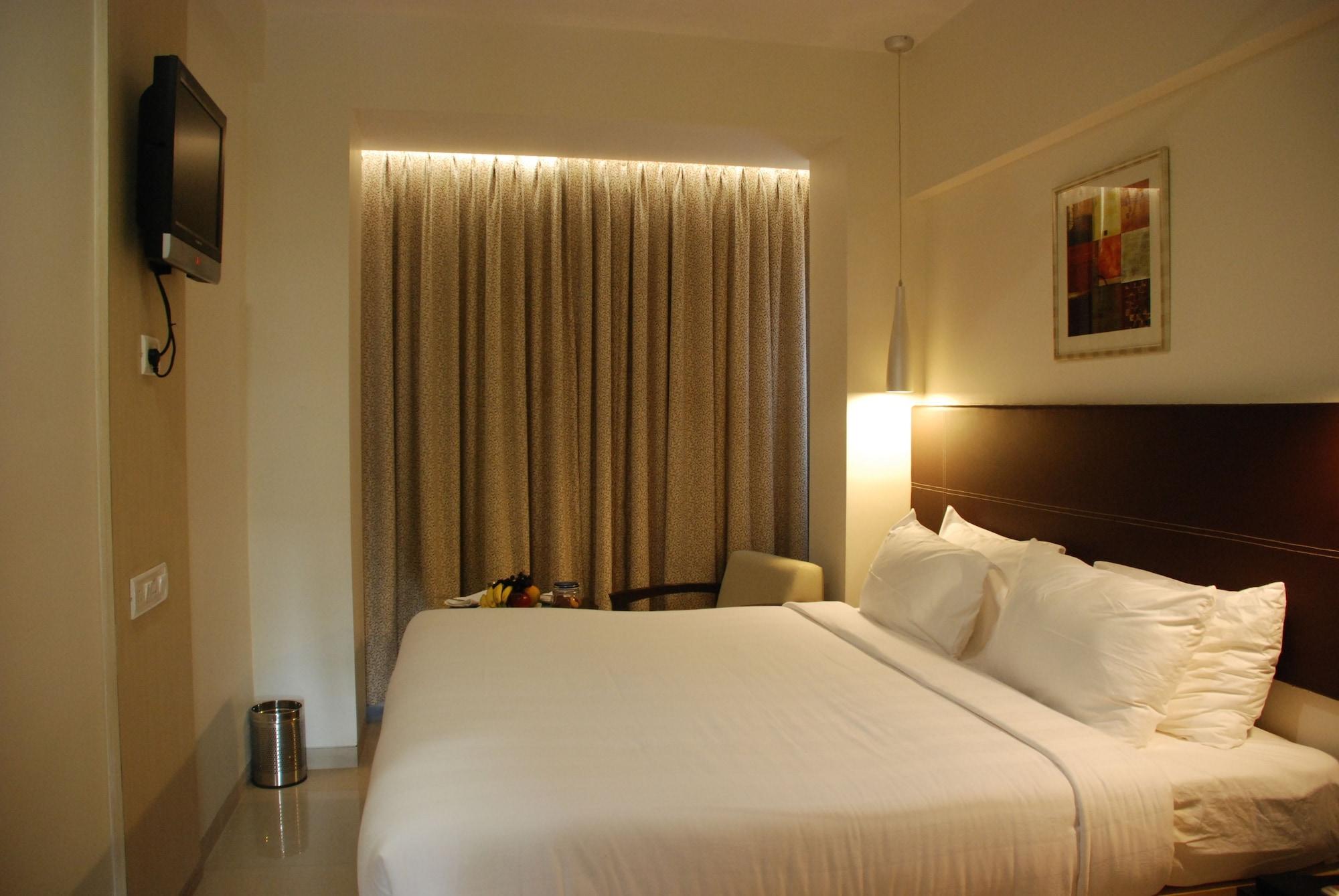 The Oriental Residency Hotel Мумбай Екстериор снимка
