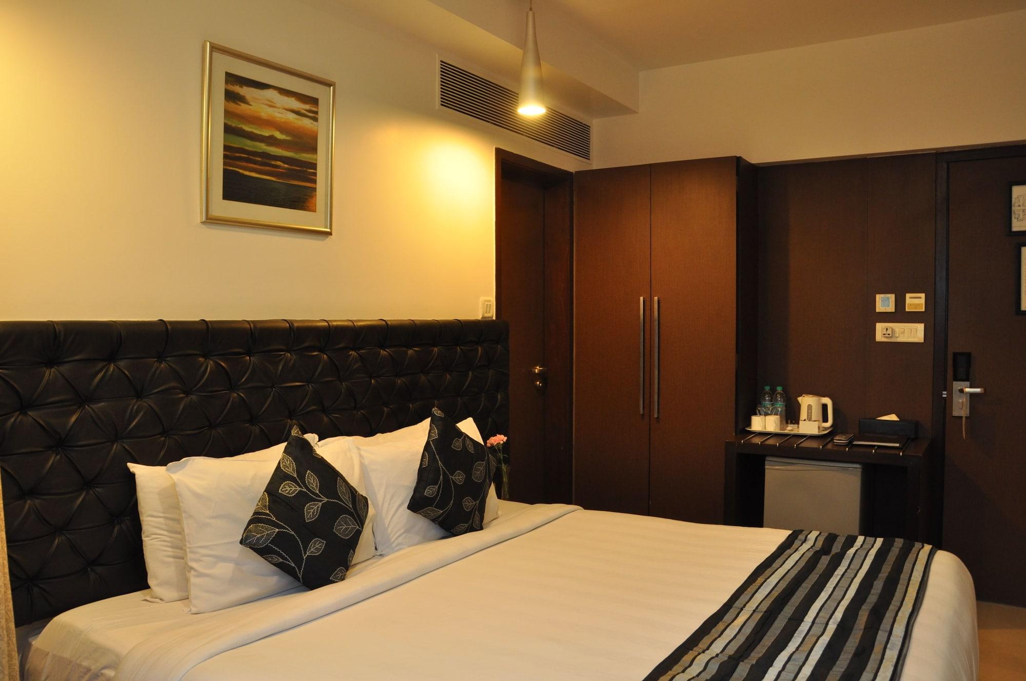 The Oriental Residency Hotel Мумбай Екстериор снимка