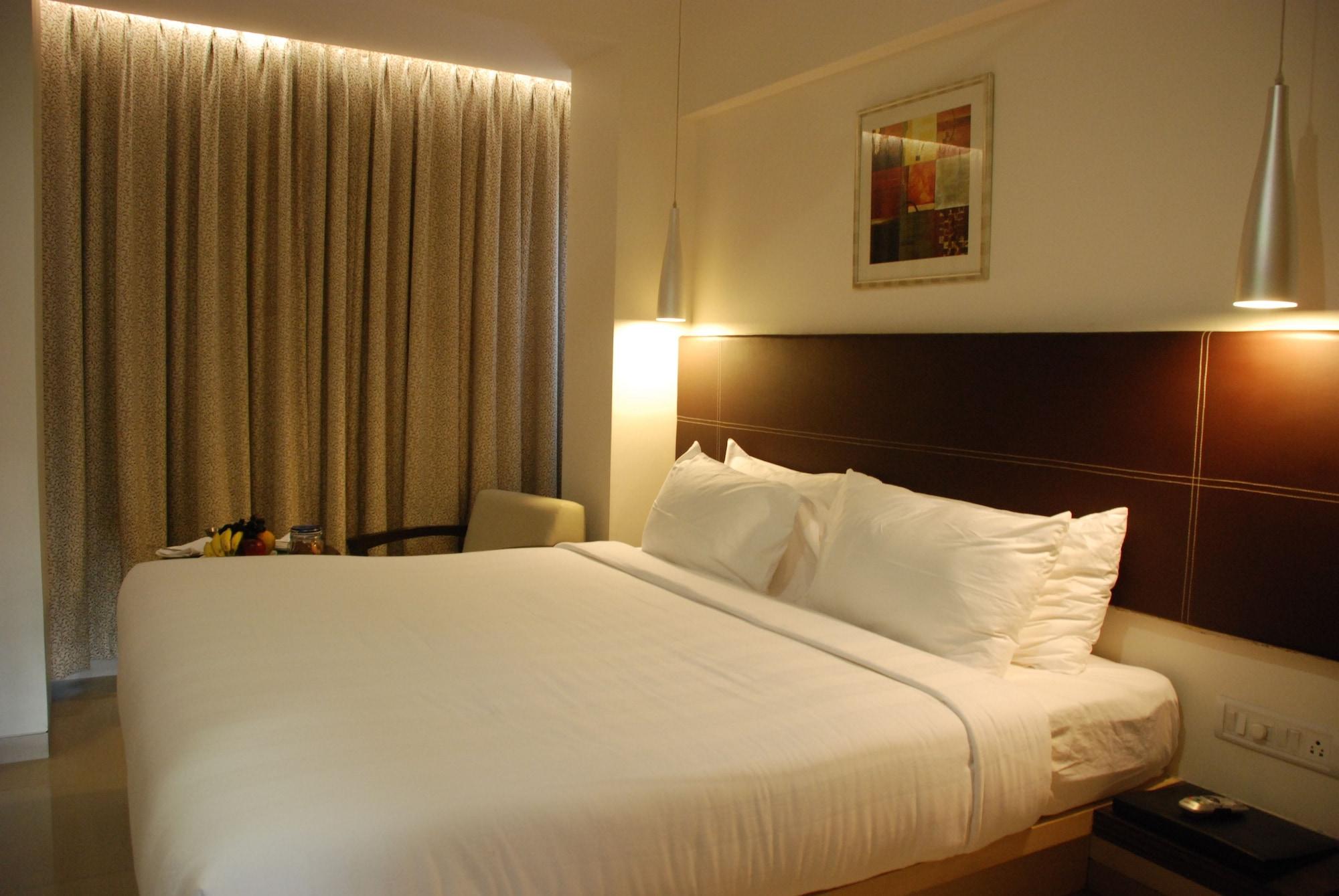 The Oriental Residency Hotel Мумбай Екстериор снимка