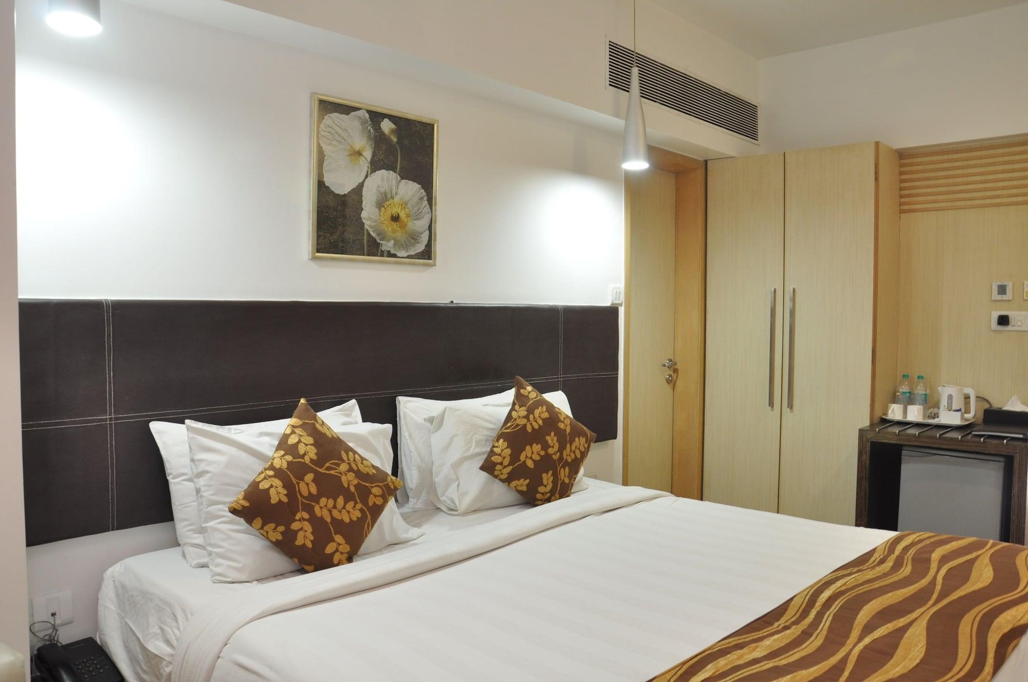 The Oriental Residency Hotel Мумбай Екстериор снимка