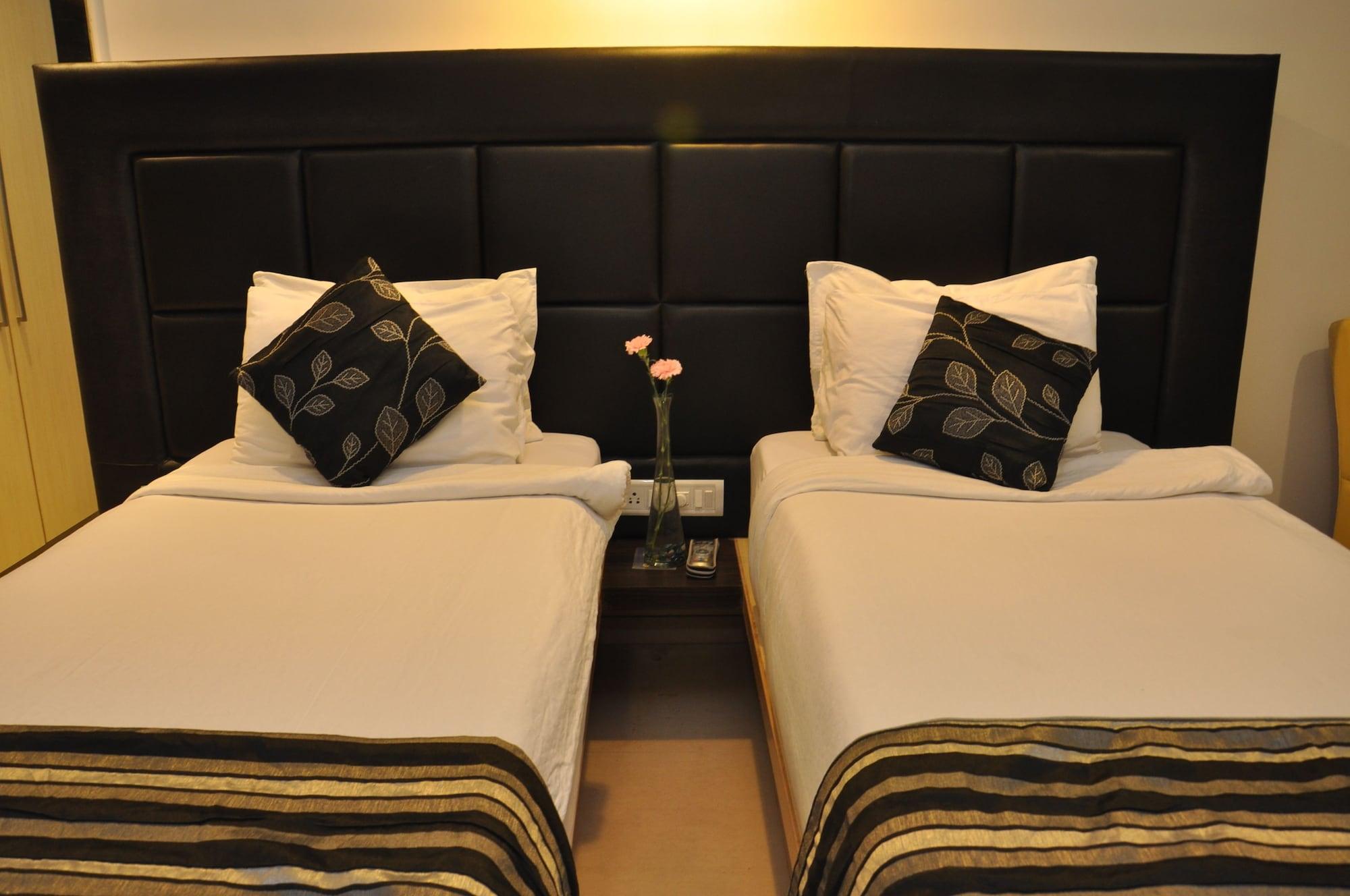 The Oriental Residency Hotel Мумбай Екстериор снимка
