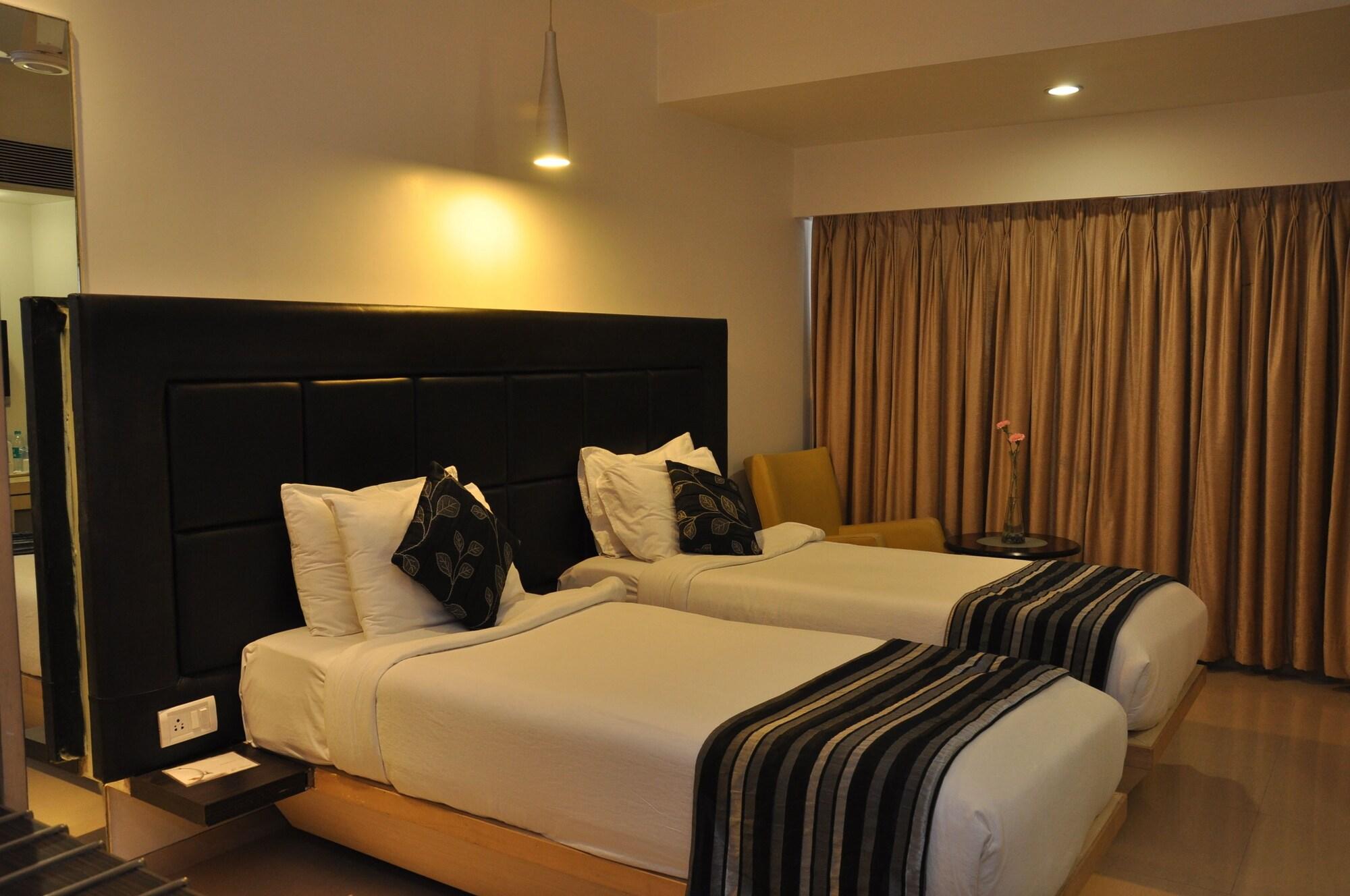 The Oriental Residency Hotel Мумбай Екстериор снимка