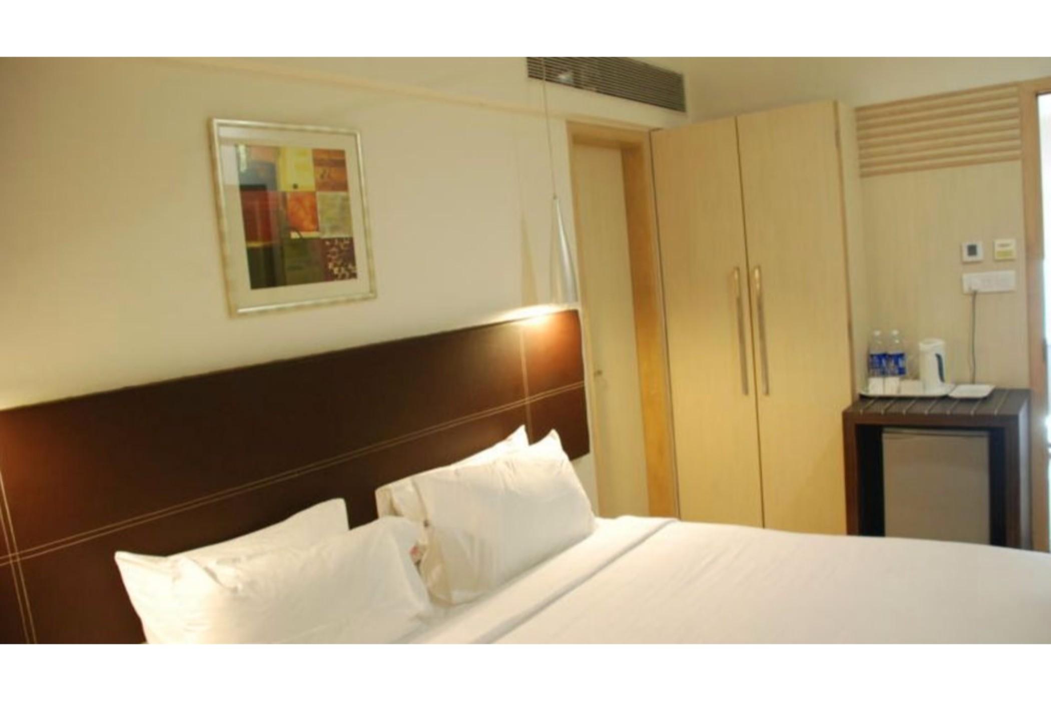 The Oriental Residency Hotel Мумбай Екстериор снимка