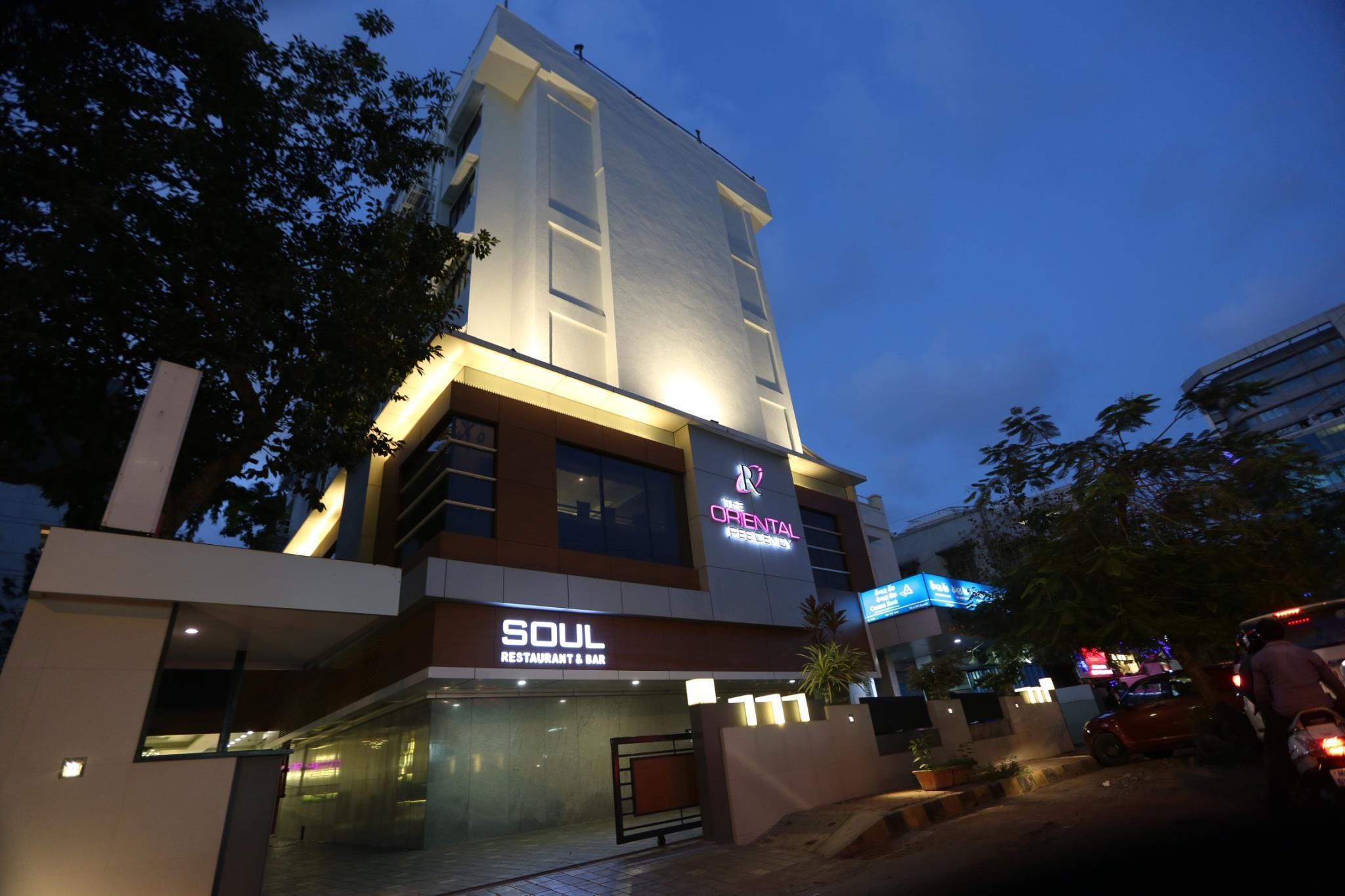 The Oriental Residency Hotel Мумбай Екстериор снимка
