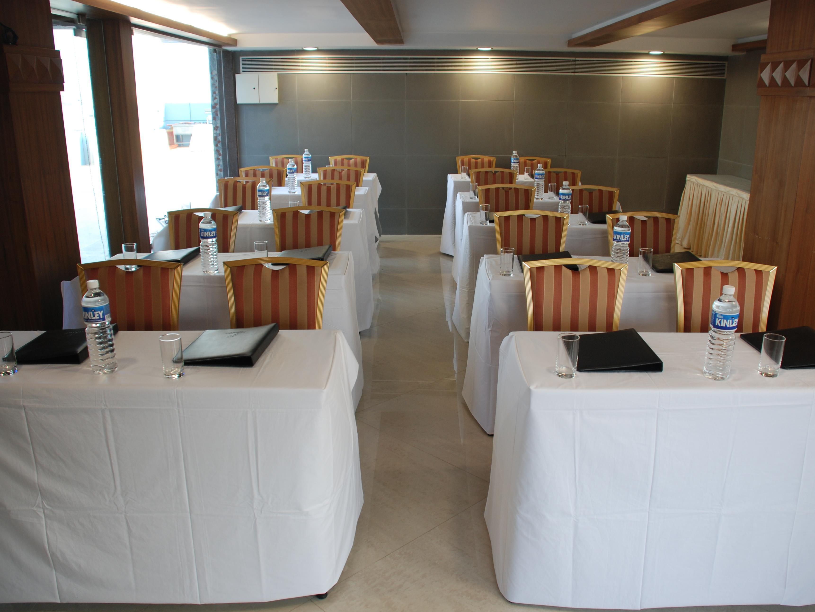 The Oriental Residency Hotel Мумбай Екстериор снимка