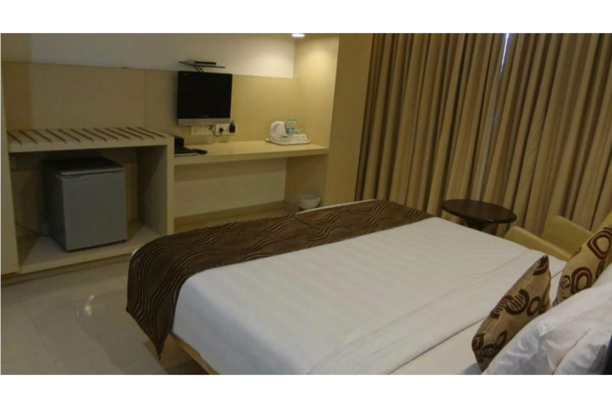 The Oriental Residency Hotel Мумбай Екстериор снимка