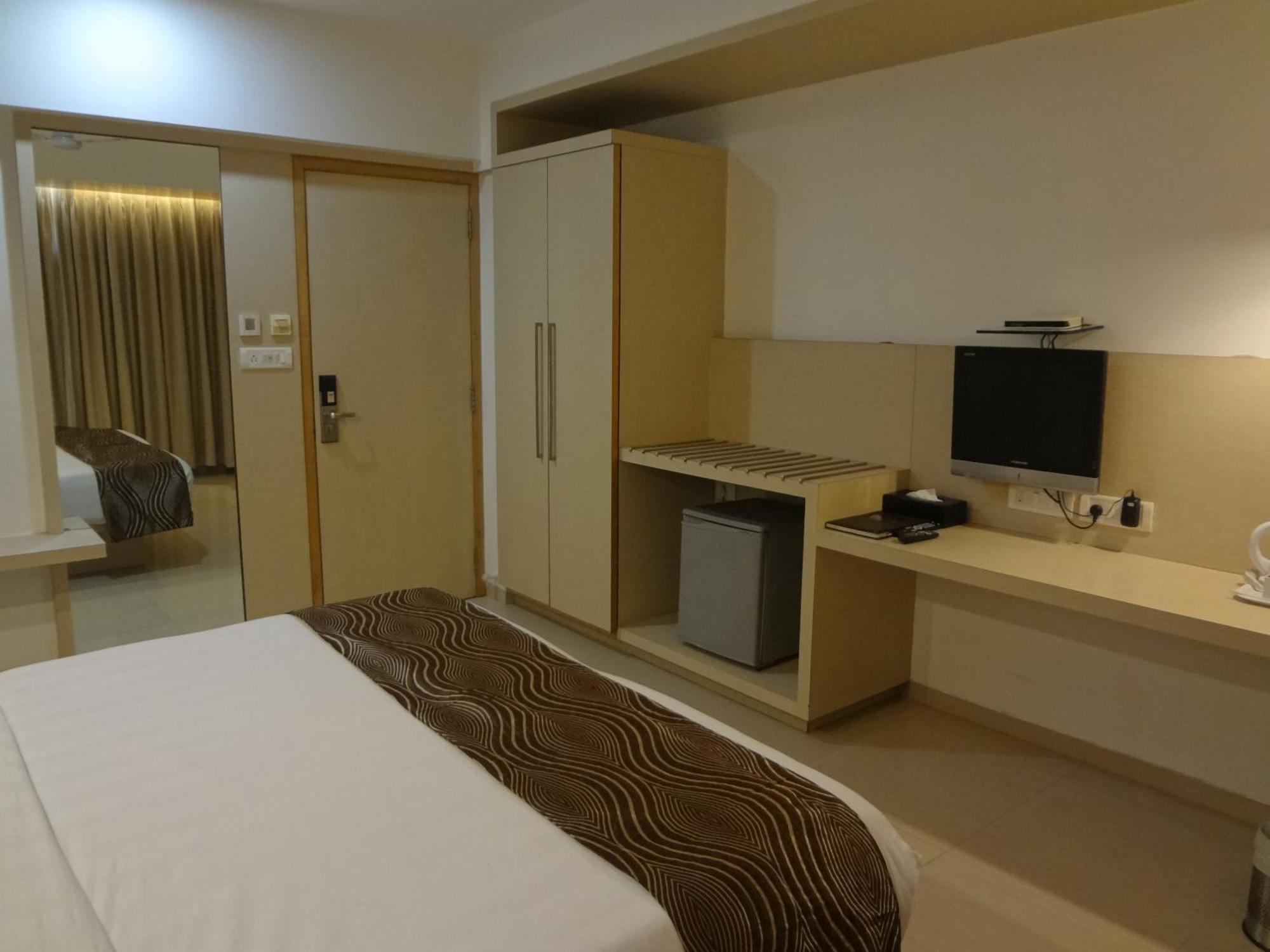 The Oriental Residency Hotel Мумбай Екстериор снимка
