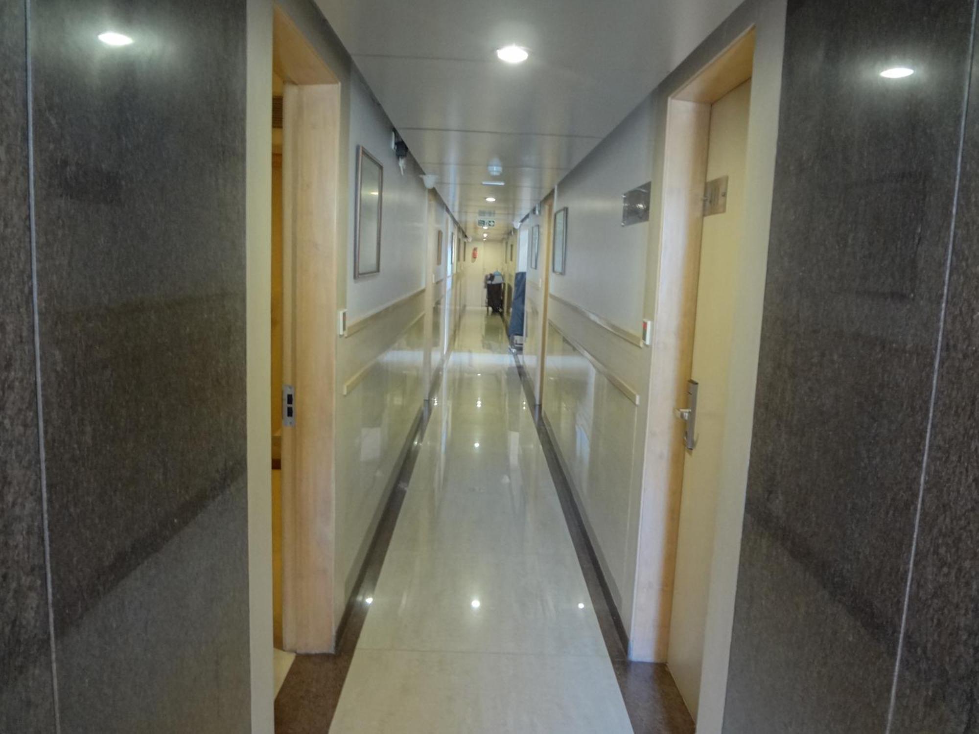 The Oriental Residency Hotel Мумбай Екстериор снимка