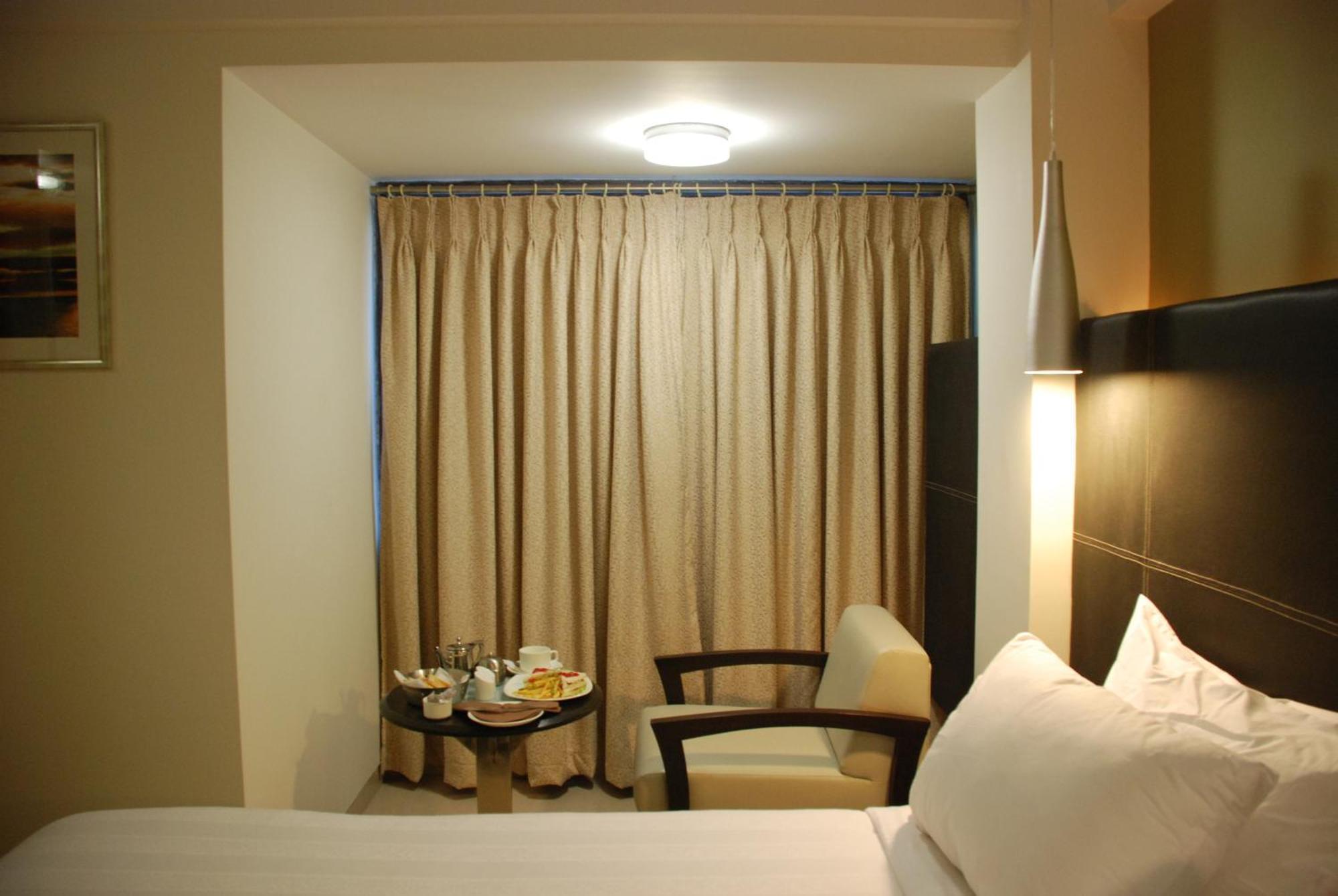 The Oriental Residency Hotel Мумбай Екстериор снимка