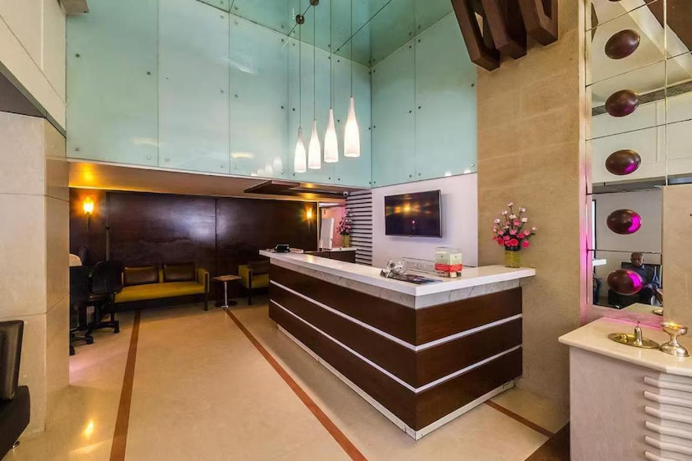 The Oriental Residency Hotel Мумбай Екстериор снимка