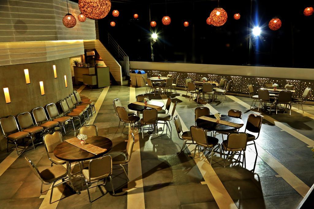 The Oriental Residency Hotel Мумбай Екстериор снимка