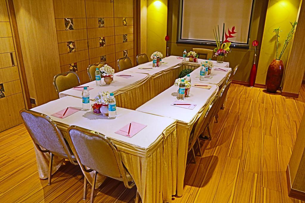 The Oriental Residency Hotel Мумбай Екстериор снимка