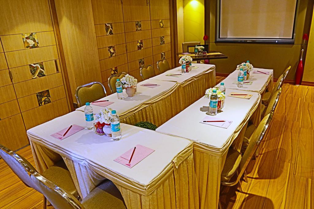 The Oriental Residency Hotel Мумбай Екстериор снимка