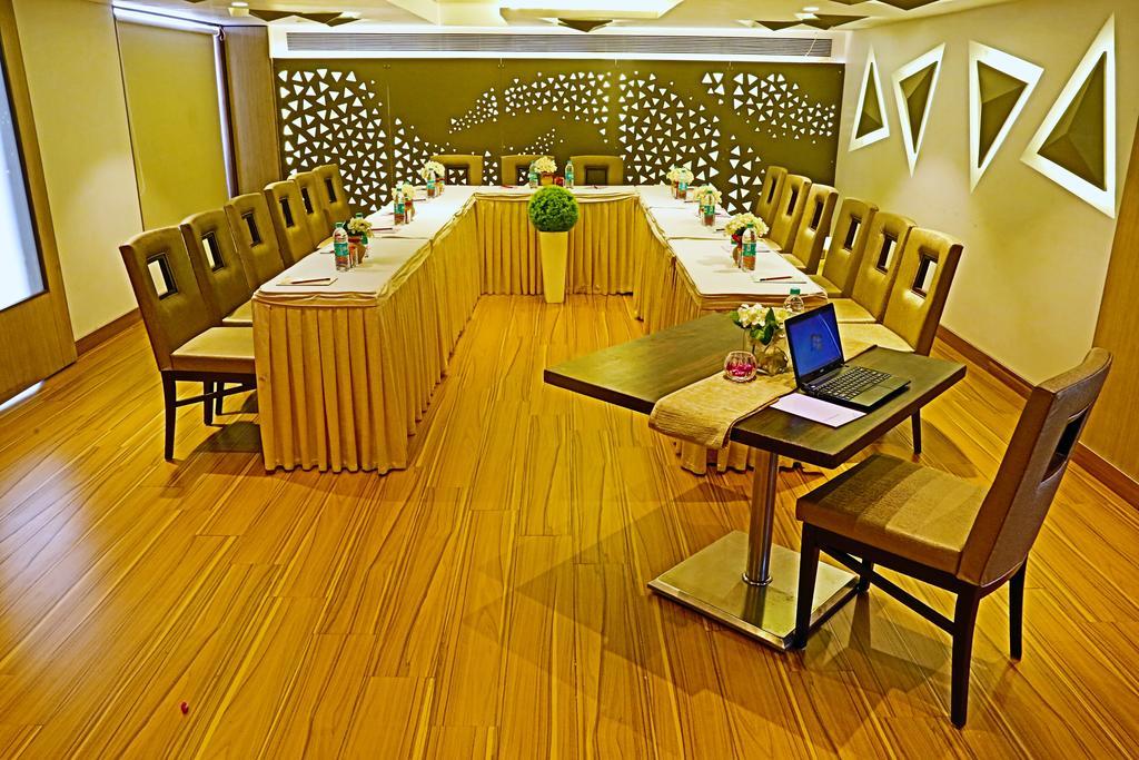 The Oriental Residency Hotel Мумбай Екстериор снимка