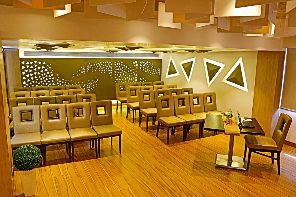 The Oriental Residency Hotel Мумбай Екстериор снимка