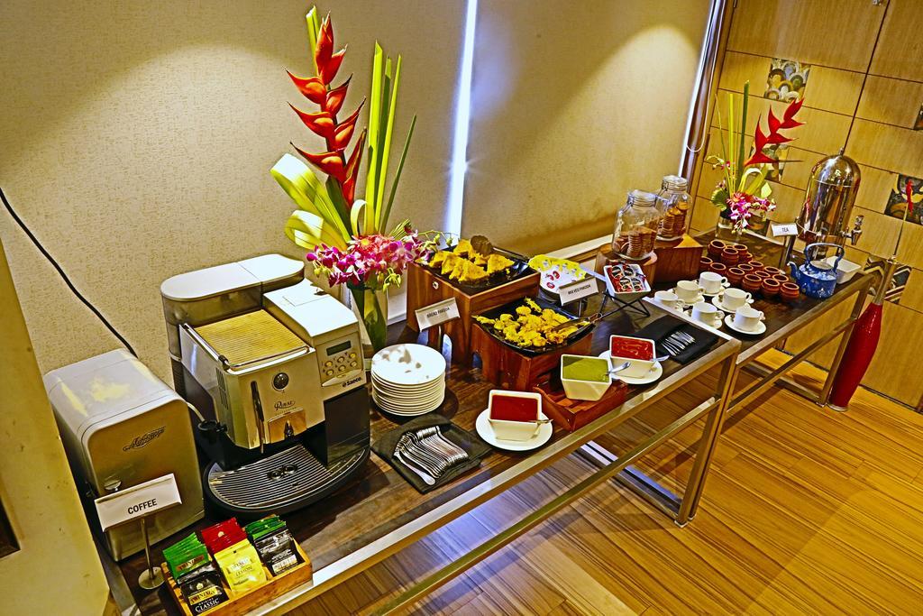 The Oriental Residency Hotel Мумбай Екстериор снимка