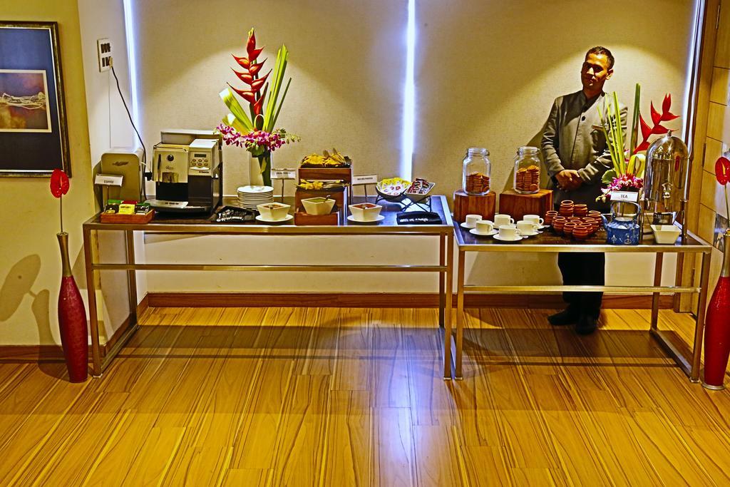 The Oriental Residency Hotel Мумбай Екстериор снимка