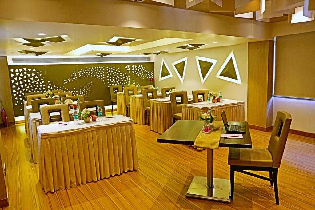 The Oriental Residency Hotel Мумбай Екстериор снимка