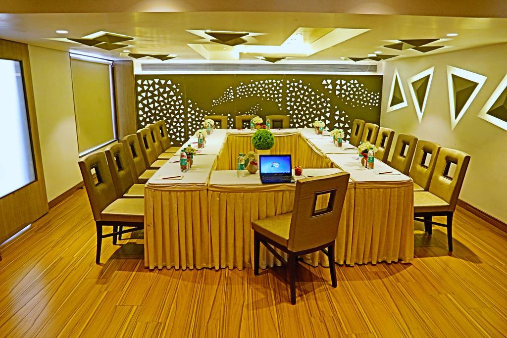 The Oriental Residency Hotel Мумбай Екстериор снимка