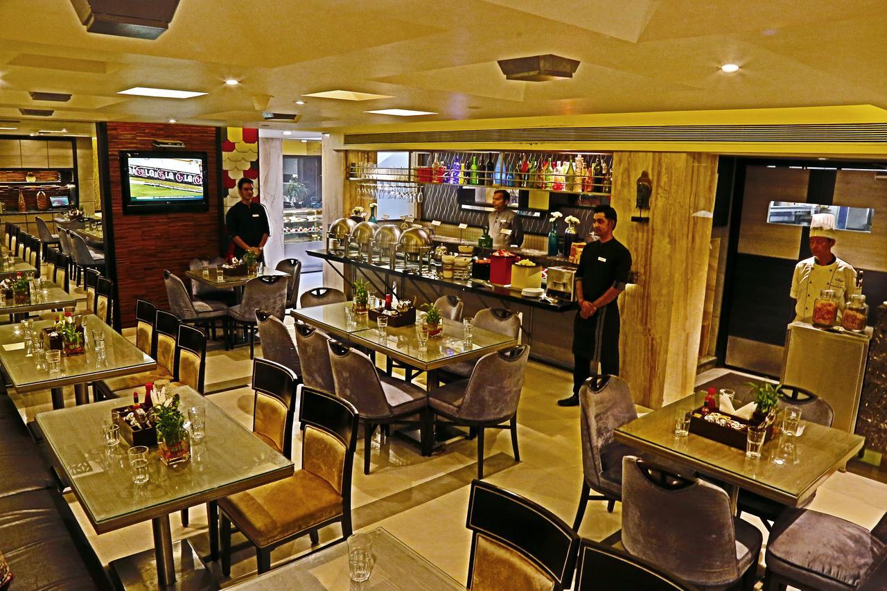 The Oriental Residency Hotel Мумбай Екстериор снимка