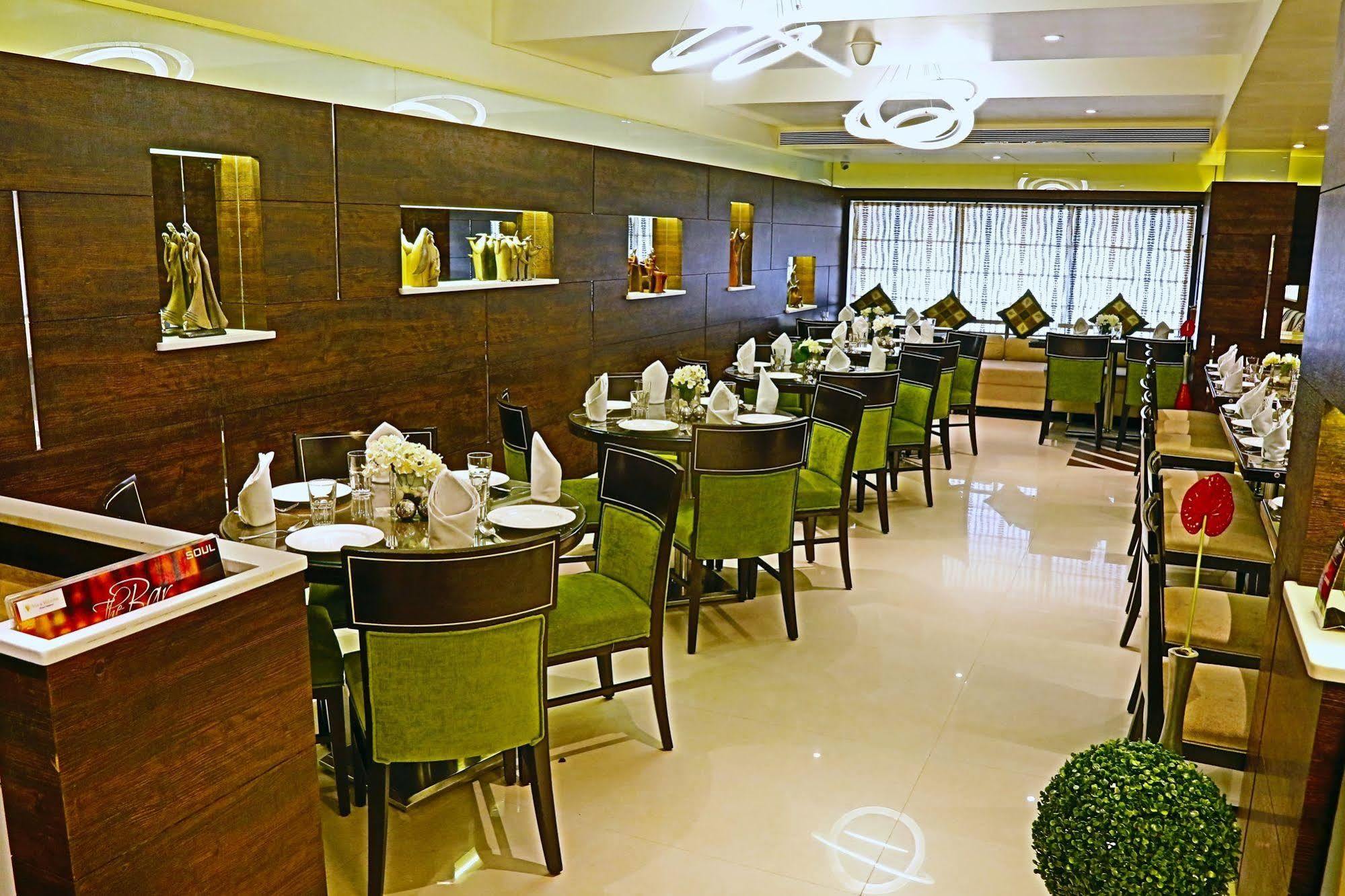 The Oriental Residency Hotel Мумбай Екстериор снимка