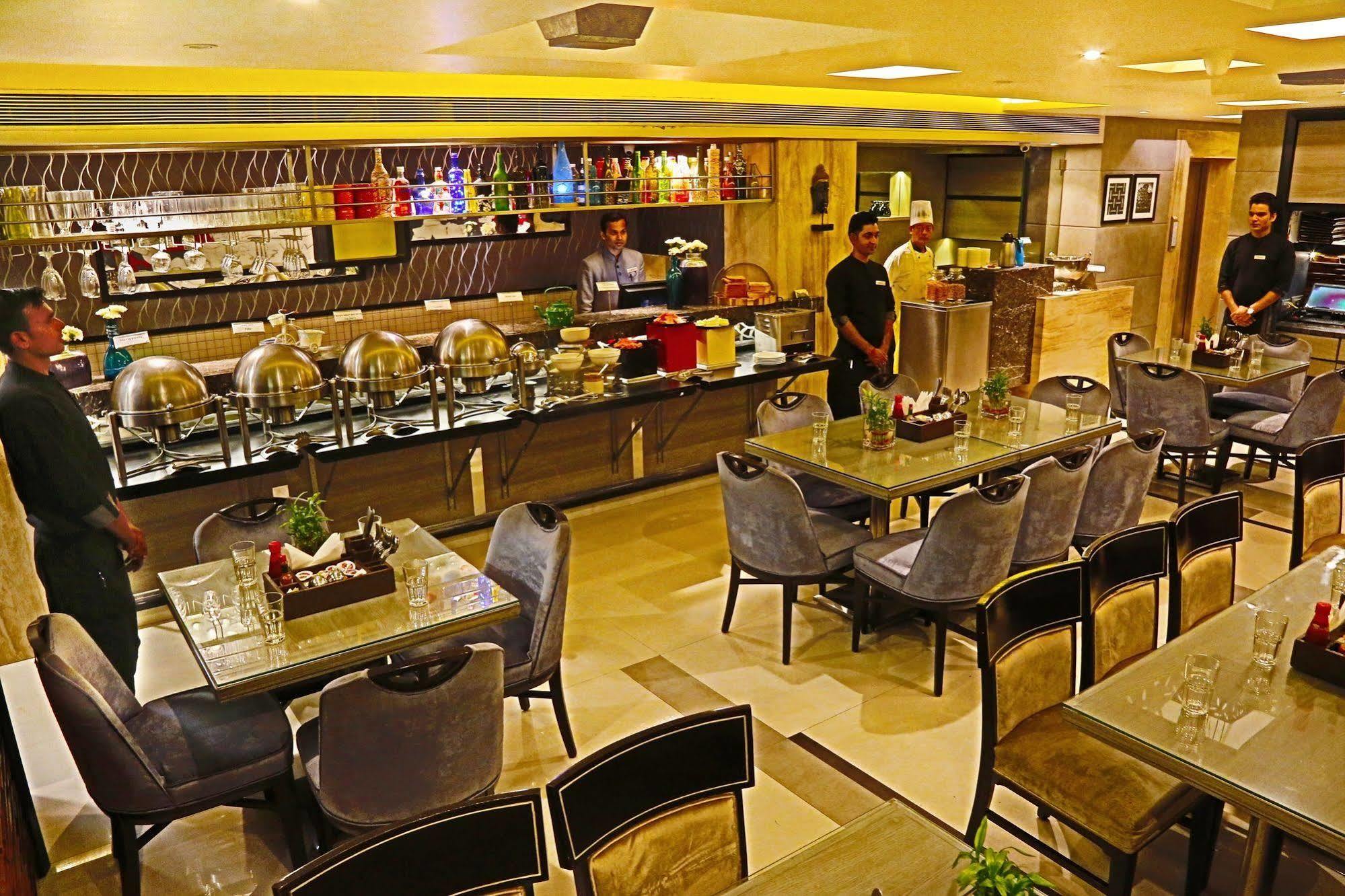 The Oriental Residency Hotel Мумбай Екстериор снимка