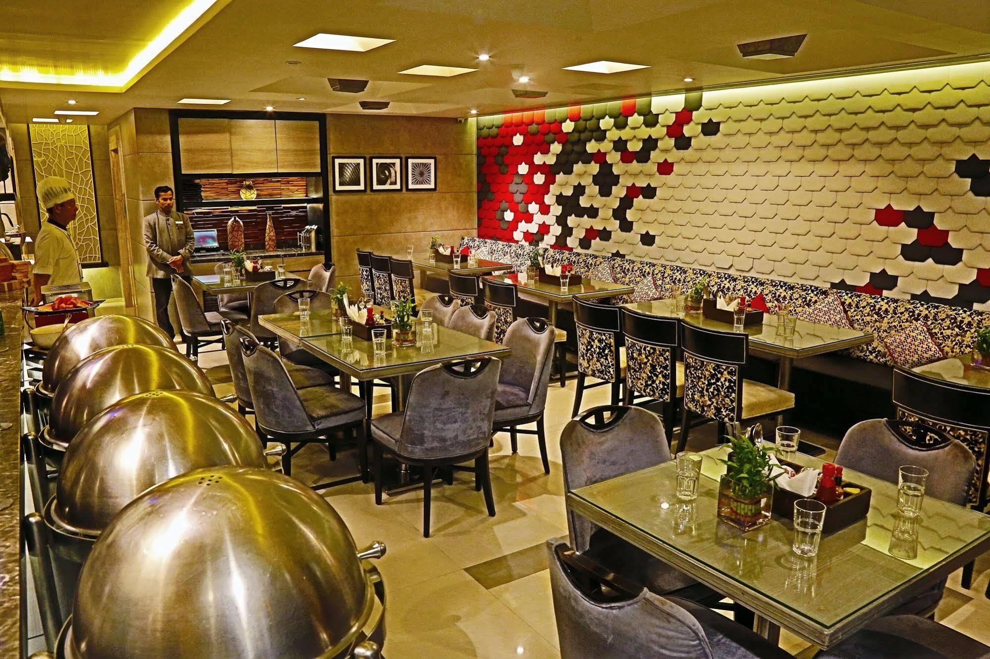 The Oriental Residency Hotel Мумбай Екстериор снимка
