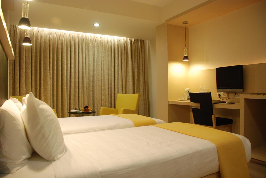 The Oriental Residency Hotel Мумбай Екстериор снимка